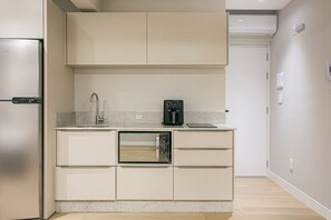Kühlschrank, Mikrowelle, Wasserkocher mit Kaffee-/Teezubehör, Toaster