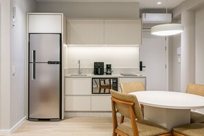 Fridge, microwave, coffee/tea maker, toaster - New studio near Beiramar Shopping #TM105 (Florianópolis)