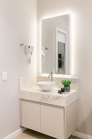 Secador de cabelo, toalhas de banho