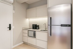Fridge, microwave, coffee/tea maker, toaster - New studio near Beiramar Shopping #TM106 (Florianópolis)