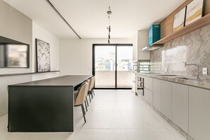 Fridge, microwave, oven, coffee/tea maker - WI-FI 500MB | Pool | 500m from Beira-Mar #CA95 (Florianópolis)