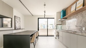 Refrigerador, microondas, horno y utensilios de cocina 