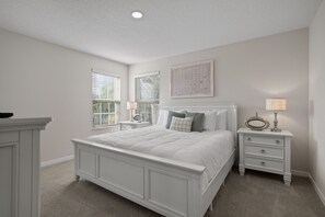 Escritorio, tabla de planchar con plancha, cuna de viaje y wifi gratis 