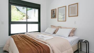 Ferros/tábuas de passar roupa, acesso à internet, roupa de cama
