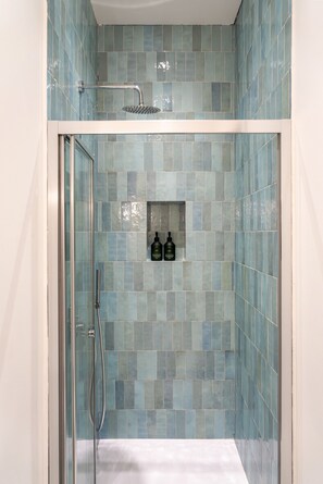 Dusche, Haartrockner, Handtücher, Seife
