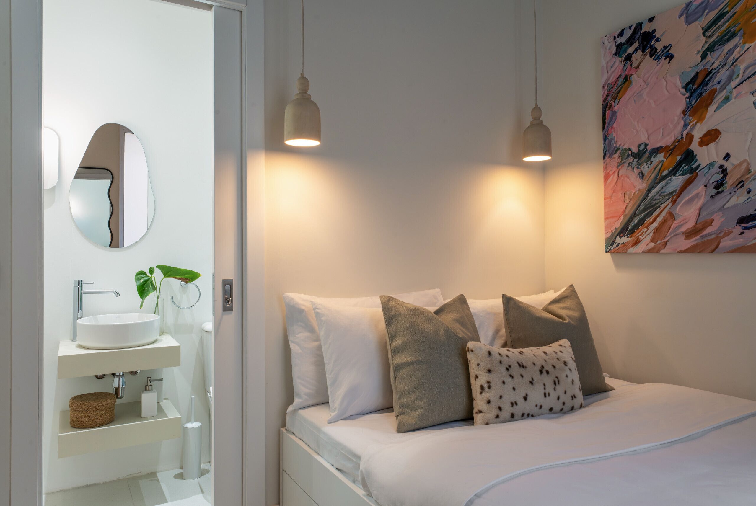 Iron/ironing board, free WiFi, bed sheets