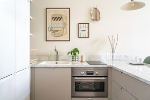 Kühlschrank, Ofen, Wasserkocher mit Kaffee-/Teezubehör, Wasserkocher