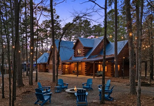 Playset | Large Hot Tub | Pool Table | Sleeps 22!