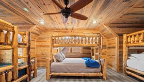 5 bedrooms, free WiFi, bed sheets - Playset | Large Hot Tub | Pool Table | Sleeps 22! (Broken Bow)