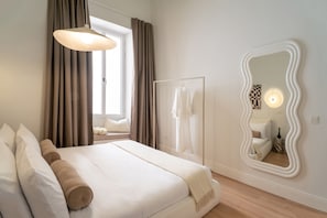 Tabla de planchar con plancha, wifi gratis y ropa de cama 