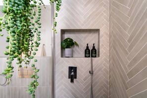 Shower, hair dryer, towels, soap - Traditional seaview 3 bedroom with balcony LDEM1-6 (Valletta)