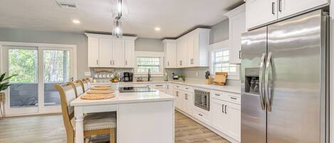 Frigorífico, microondas, placa de cocina y cafetera o tetera