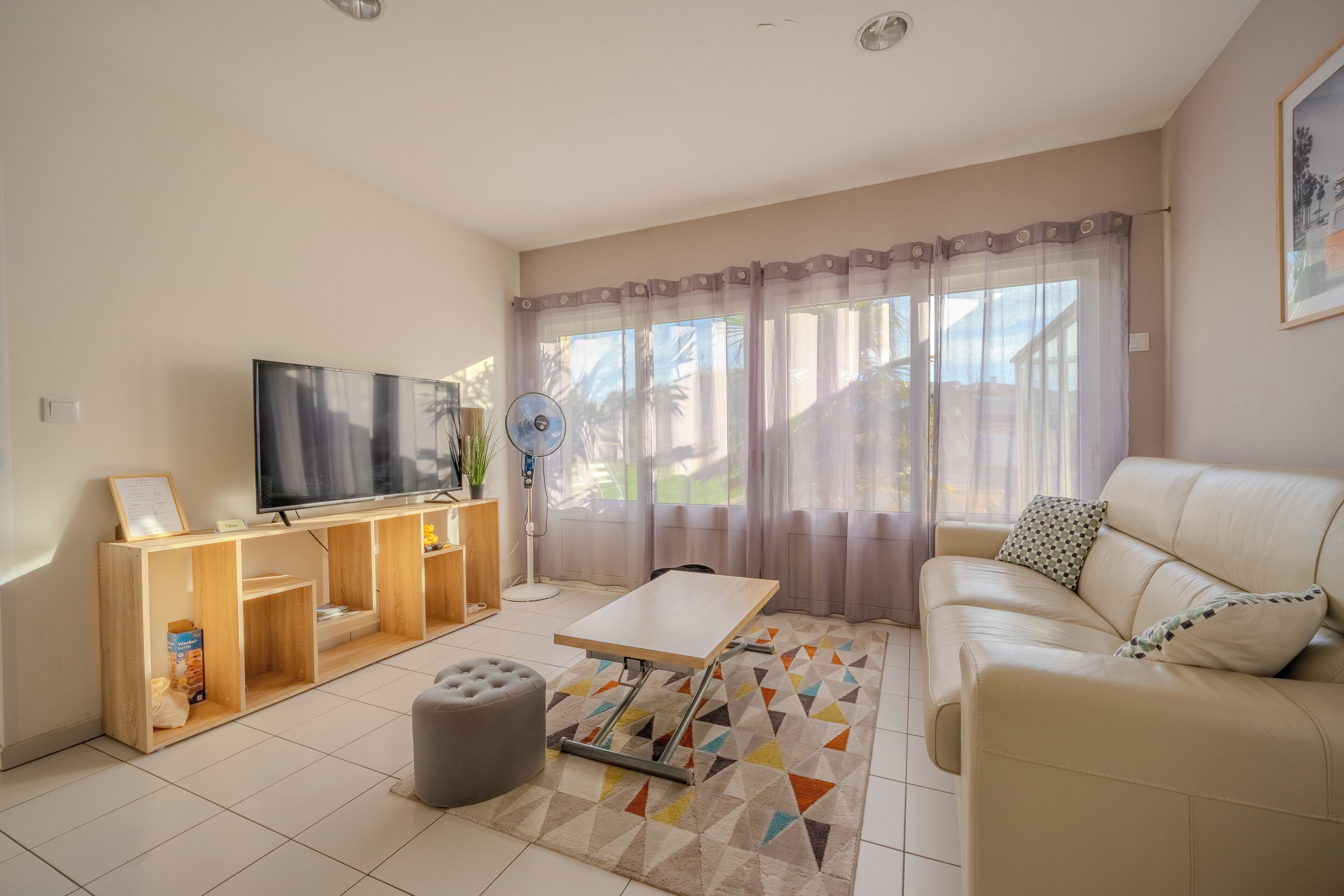 Căn hộ dành cho gia đình, quang cảnh vườn | Khu phòng khách | Smart TV 110-cm có truyền hình vệ tinh, đồ chơi, sàn nhà có sưởi 