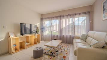 Căn hộ dành cho gia đình, quang cảnh vườn | Khu phòng khách | Smart TV 110-cm có truyền hình vệ tinh, đồ chơi, sàn nhà có sưởi