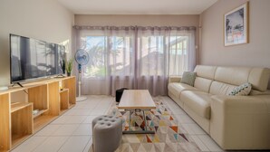 Departamento familiar, vista al jardín | Área de sala de estar