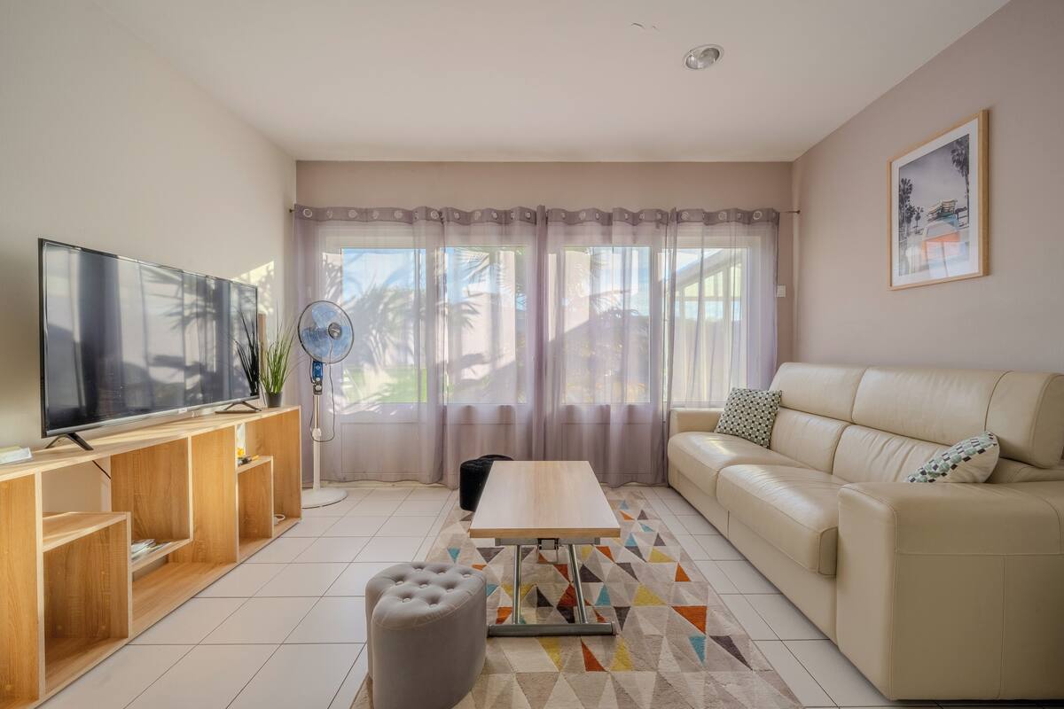 Family Apartment, Garden View | Living area | 110-cm Smart TV with satellite channels, toys, heated floors