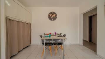 Familie appartement, uitzicht op tuin | Dineren op de kamer