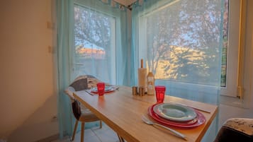 Căn hộ phong cách cổ điển | Khu phòng khách | Smart TV 110-cm có truyền hình vệ tinh, đồ chơi, sàn nhà có sưởi