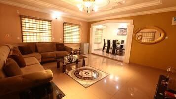 Apartemen Deluks, balkon, pemandangan kota | Area keluarga