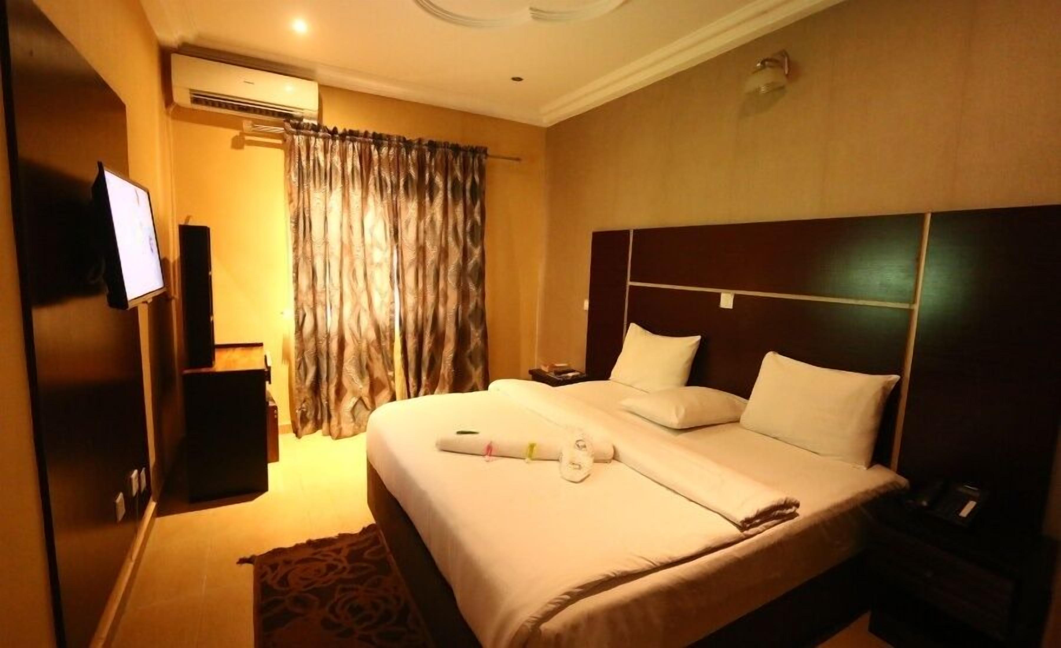 Apartemen Deluks, balkon, pemandangan kota | Meja kerja, ruang kerja ramah laptop, dan tirai kedap cahaya