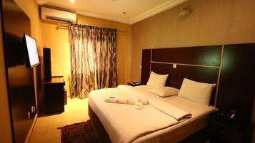 Apartemen Deluks, balkon, pemandangan kota | Meja kerja, ruang kerja ramah laptop, dan tirai kedap cahaya