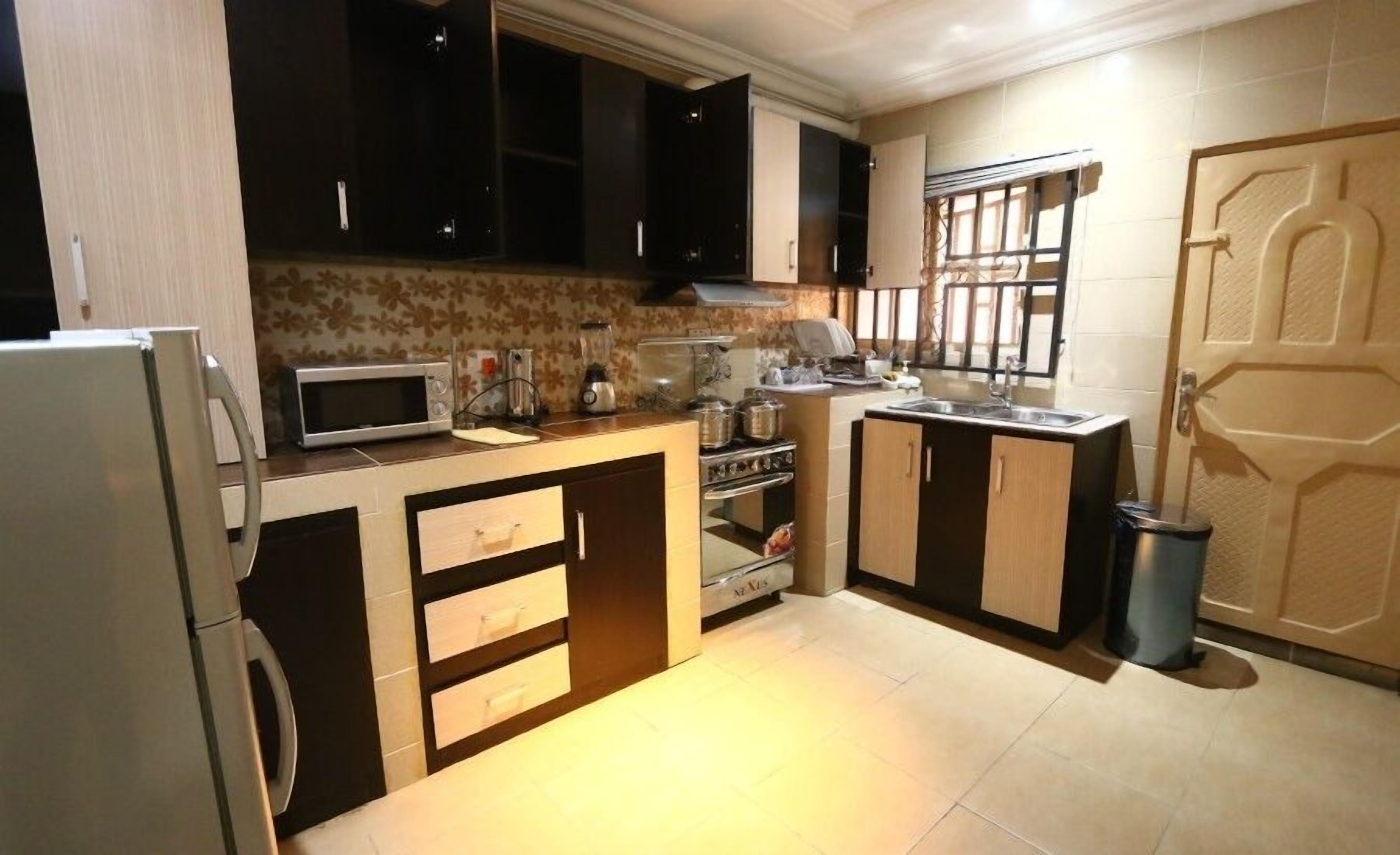 Apartemen Deluks, balkon, pemandangan kota | Dapur pribadi | Lemari es, microwave, oven, dan kompor