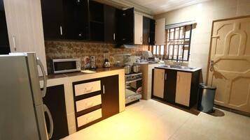 Apartemen Deluks, balkon, pemandangan kota | Dapur pribadi | Lemari es, microwave, oven, dan kompor