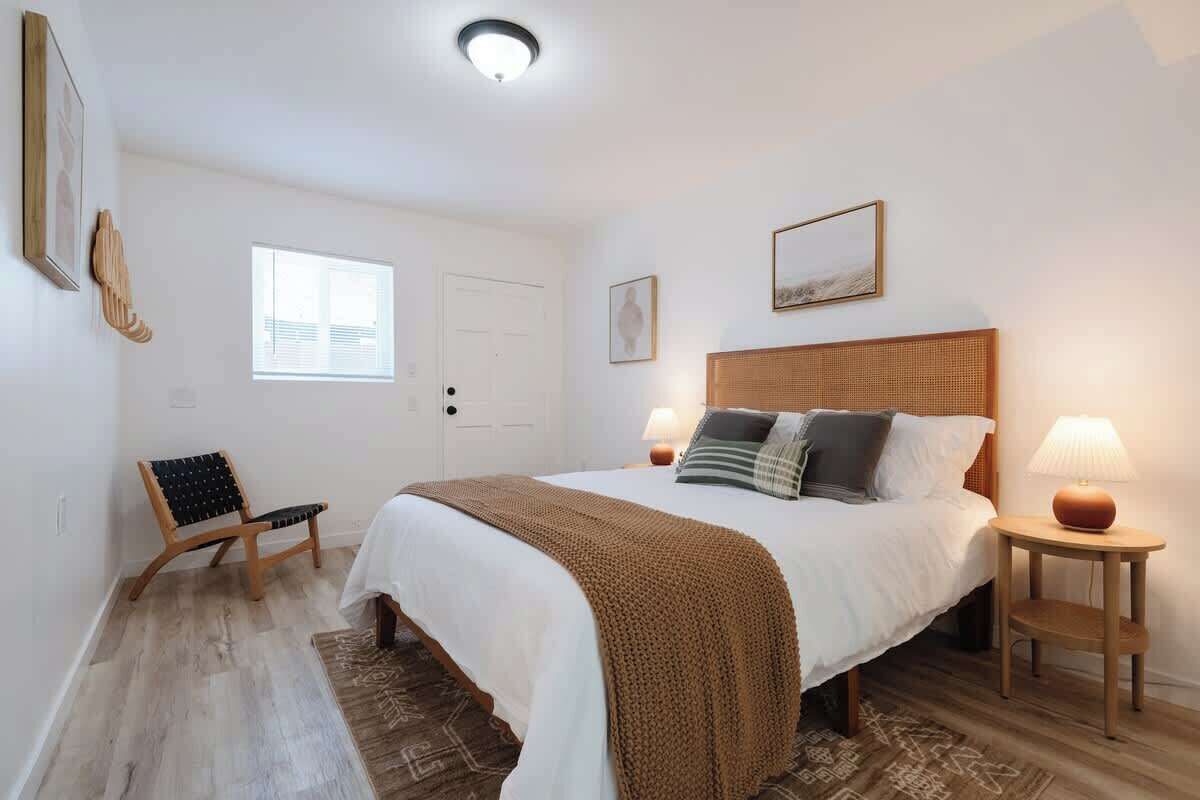 Työpöytä, silitysrauta/-lauta, vauvan matkasänky, Wi-Fi