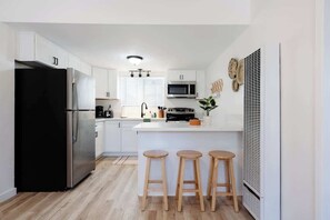 Réfrigérateur, micro-ondes, four, plaque de cuisson