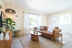 TV, offices - Boho Charmer in Unbeatable Mission Bay Location! (San Diego)