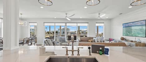 Maison | Cuisine privée | Grand réfrigérateur, micro-ondes, four, plaque de cuisson