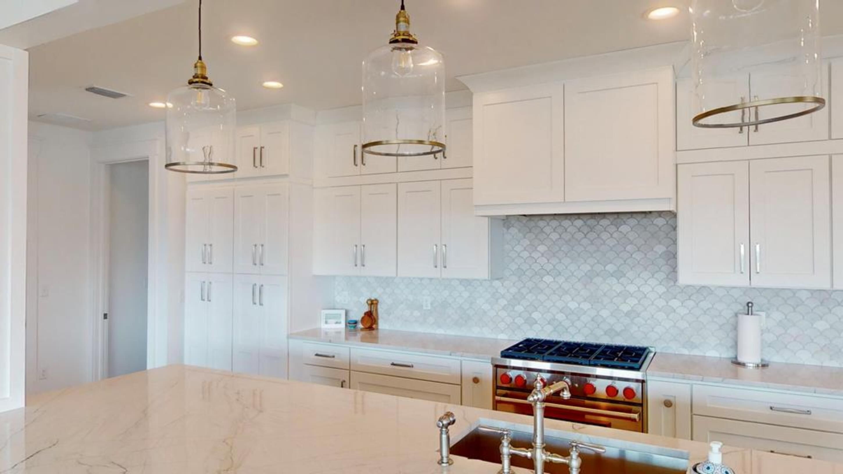 Rumah | Dapur pribadi | Lemari es besar, microwave, oven, dan kompor