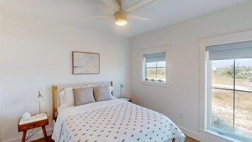 House | Desk, laptop workspace, iron/ironing board, free WiFi