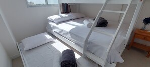 Apartamento básico | Wi-Fi de cortesia, roupa de cama