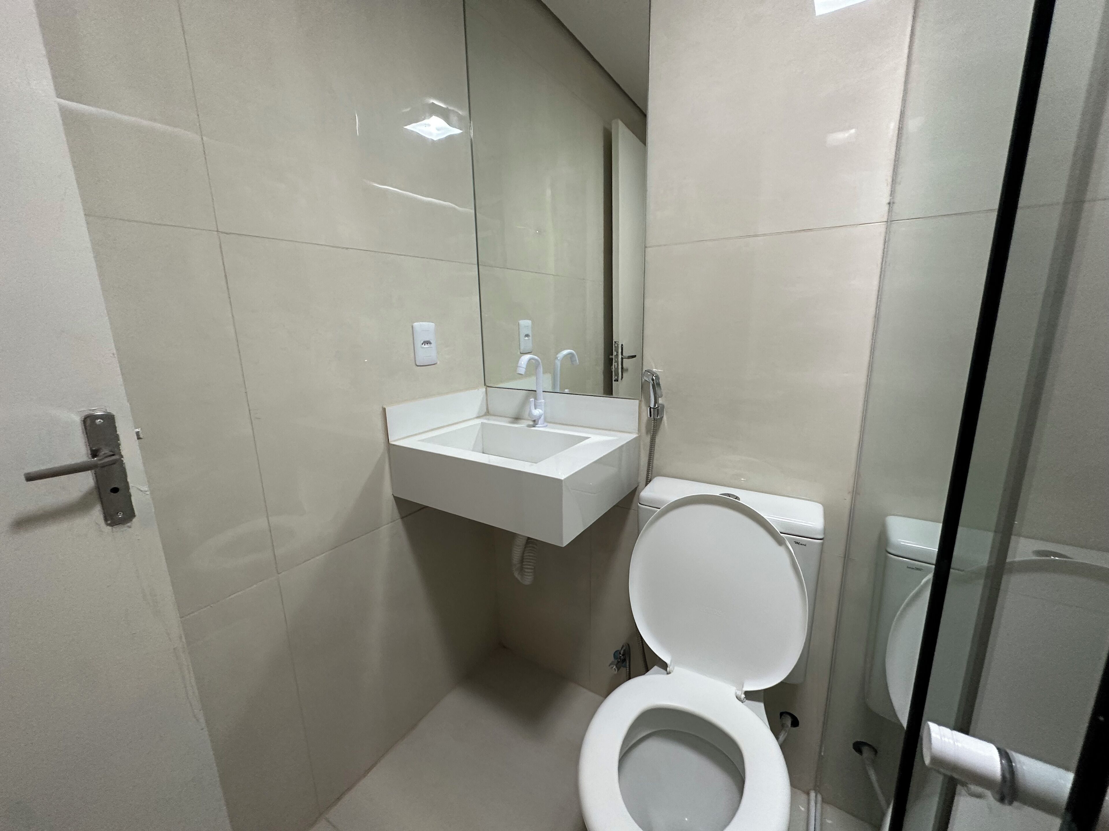 Chuveiro, toalhas de banho, sabonete, shampoo