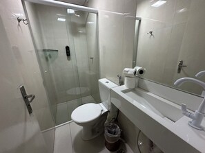 Standard Room | Bathroom | Shower, towels, soap, shampoo - Smart Hotel Aeroporto (Nucleo Bandeirante)