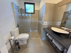 Shower, hair dryer, towels, toilet paper - Studio Terrace (Lavérune)