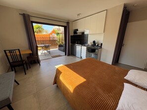 Iron/ironing board, WiFi, bed sheets - Studio Terrace (Lavérune)