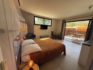 Iron/ironing board, WiFi, bed sheets - Studio Terrace (Lavérune)