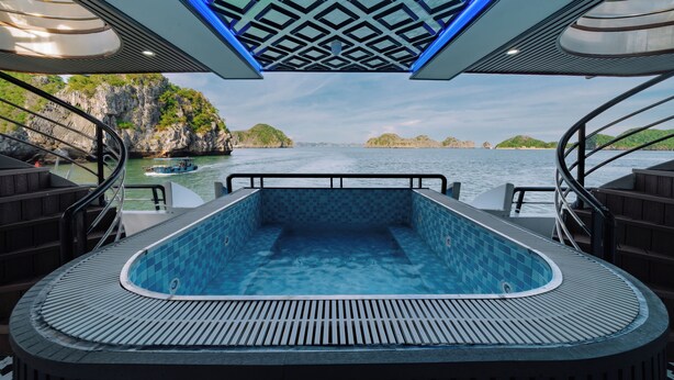 Een jacuzzi met uitzicht op een waterpartij en rotsachtige eilanden.