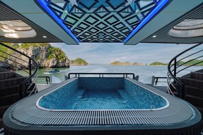 Een jacuzzi met uitzicht op een waterpartij en rotsachtige eilanden.