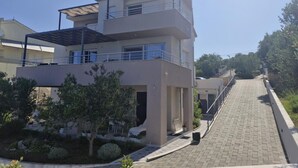 A modern two-story building with a flat roof and a covered balcony. - Apartment Slanica Beach Escape (Murter-Kornati)