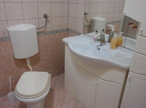 Apartment (Three Bedroom Apartment With Terrace) | Bathroom - Mountain Flower Apartment (Delnice)