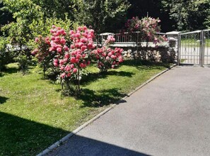 Căn hộ (Three Bedroom Apartment With Terrace) | Ngoại thất