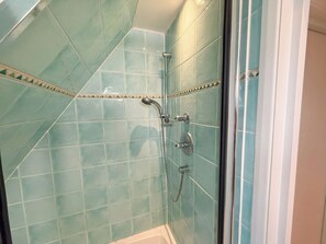Shower, hair dryer, towels, soap - Detached 4BDR House + FREE PARKING, Wi-Fi | Paddington, Little Venice, Hyde Park (London)