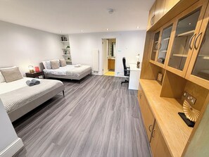 4 Schlafzimmer, Schreibtisch, Bügeleisen/Bügelbrett, Reisekinderbett