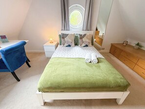 4 bedrooms, desk, iron/ironing board, travel cot - Detached 4BDR House + FREE PARKING, Wi-Fi | Paddington, Little Venice, Hyde Park (London)