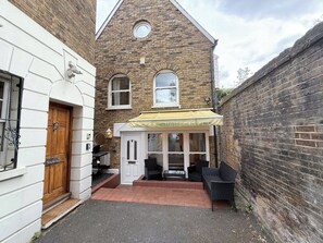 Exterior - Detached 4BDR House + FREE PARKING, Wi-Fi | Paddington, Little Venice, Hyde Park (London)