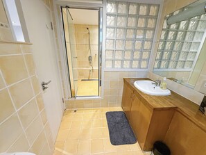 Shower, hair dryer, towels, soap - Detached 4BDR House + FREE PARKING, Wi-Fi | Paddington, Little Venice, Hyde Park (London)