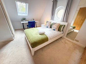 4 bedrooms, desk, iron/ironing board, travel cot - Detached 4BDR House + FREE PARKING, Wi-Fi | Paddington, Little Venice, Hyde Park (London)